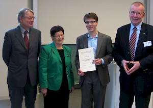 Jonas Graetz, Preisträger 2012, mit Hans-Henning Schröder, Rita Süssmuth und DGO-Präsident Ruprecht Polenz ©DGO