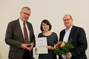 Nina Frieß, Preisträgerin 2015, mit Ruprecht Polenz und Jan Kusber, Präsident und Vize-Präsident der DGO ©DGO