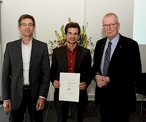 Alexander Vorbrugg, Preisträger 2017, mit Peter Lindner und DGO-Präsident Ruprecht Polenz; Foto: Friedrich Schmidt
