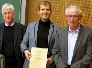 Stefan Guth, Preisträger 2011, mit den Osteuropahistorikern Wolfgang Eichwede und Dietrich Beyrau ©DGO